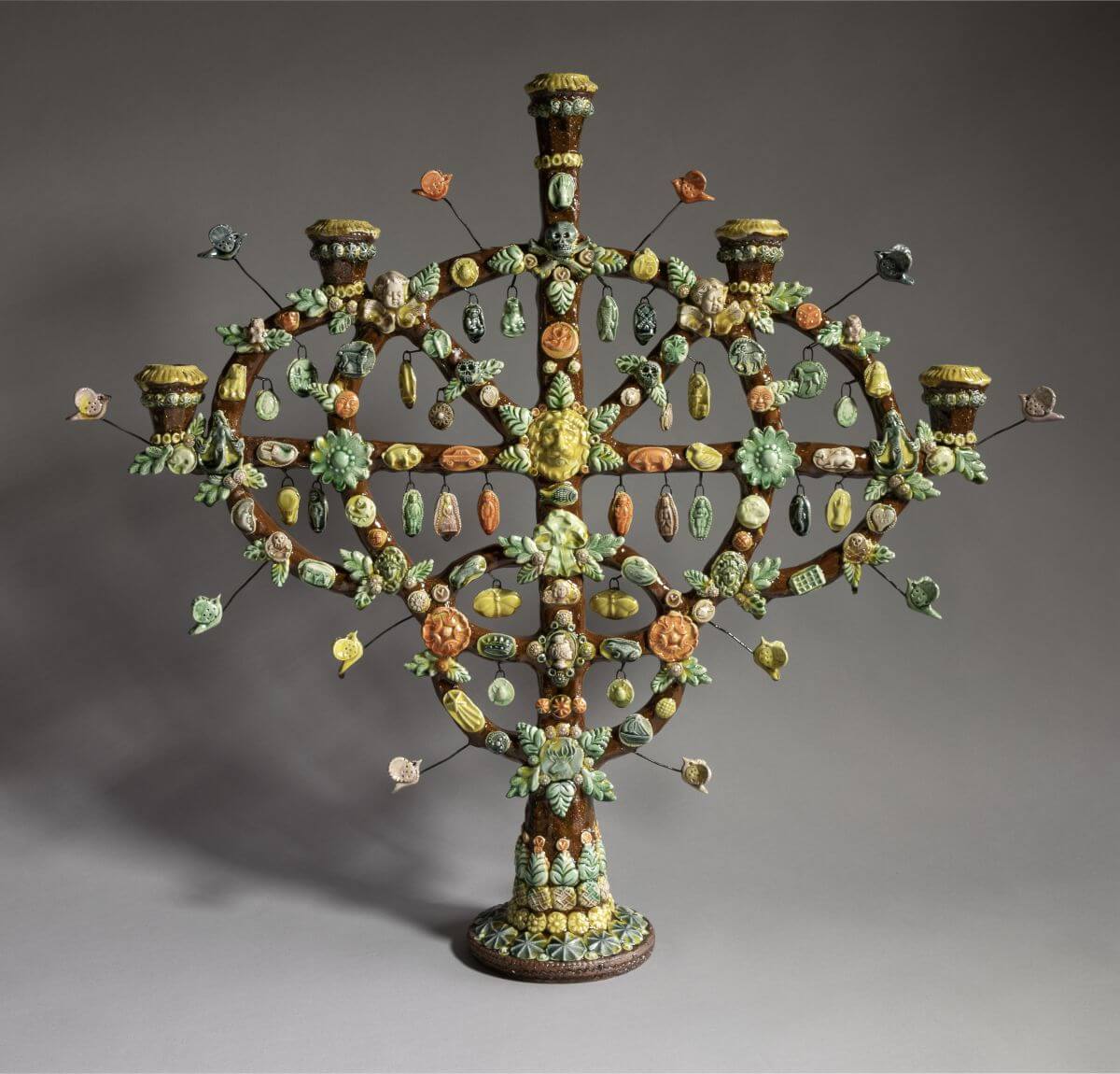 Sophy MacKeith, Chandelier, 2026, faïence émaillée, h 60 cm