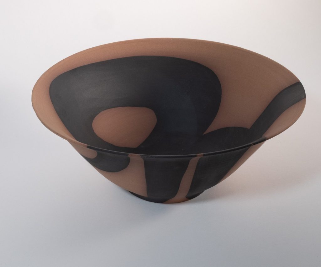 Charlotte Sauvat (Coupe, 2025, grès brut (grès de Treigny) et engobe noir, h. 12 x d. 30 cm)