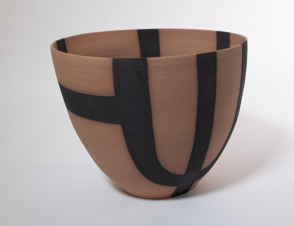 Charlotte Sauvat, Grand bol, 2025, grès brut (grès de Treigny) et engobe noir, h. 21 x d. 25 cm