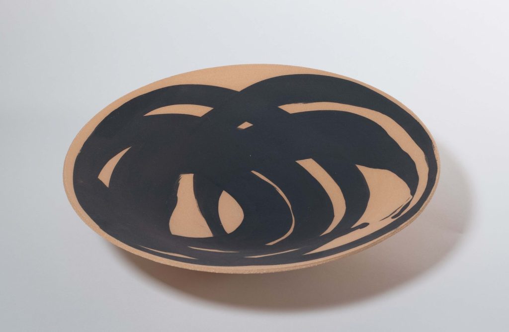 Charlotte Sauvat, Plat, 2025, grès brut (grès de Moutiers-en-Puisaye) et engobe noir, h. 7 x d. 31 cm