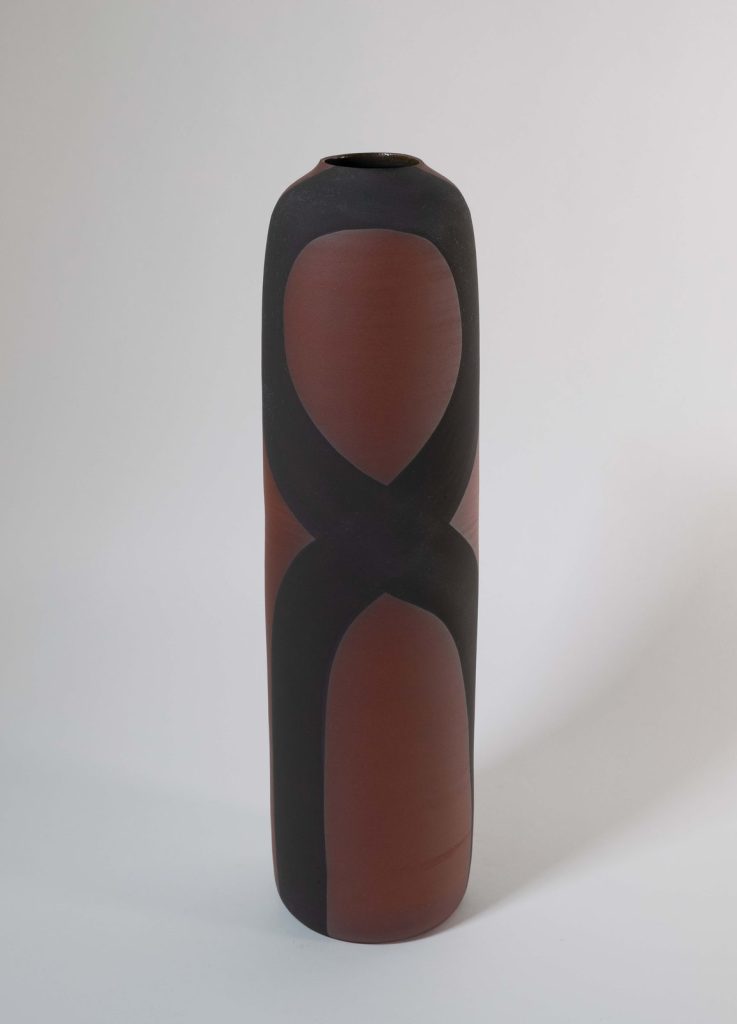Charlotte Sauvat, Vase, 2025, grès brut (grès de Puisaye), engobe noir et intérieur émaillé transparent, h. 42 x d. 10 cm