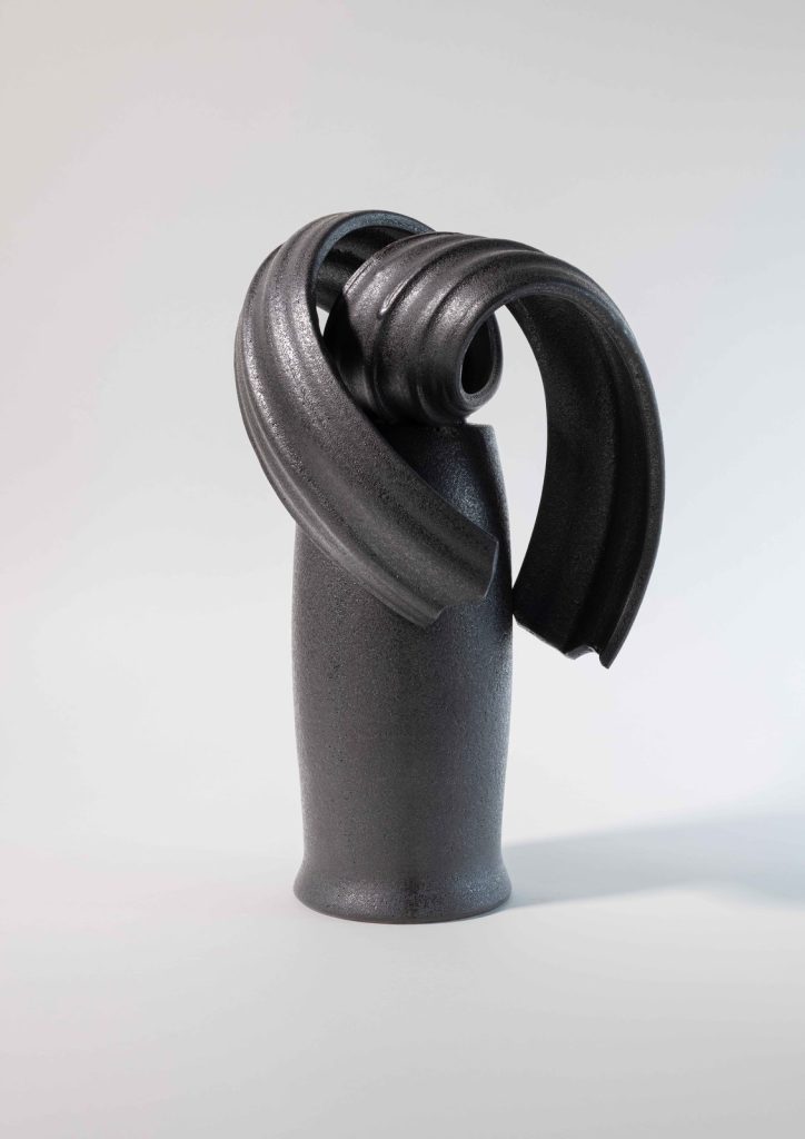 Fabien Mérillon (Mouvement I, 2026, grès émaillé noir, h. 35 cm)