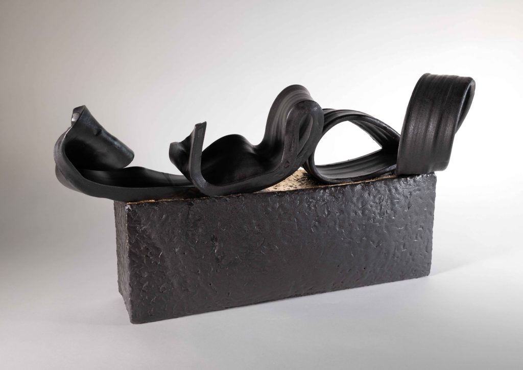 Fabien Mérillon, Mouvement IV, 2026, grès émaillé noir et feuille d'or, socle : h. 16 x lo. 42 cm / ruban : h. 13 x lo. 58 cm