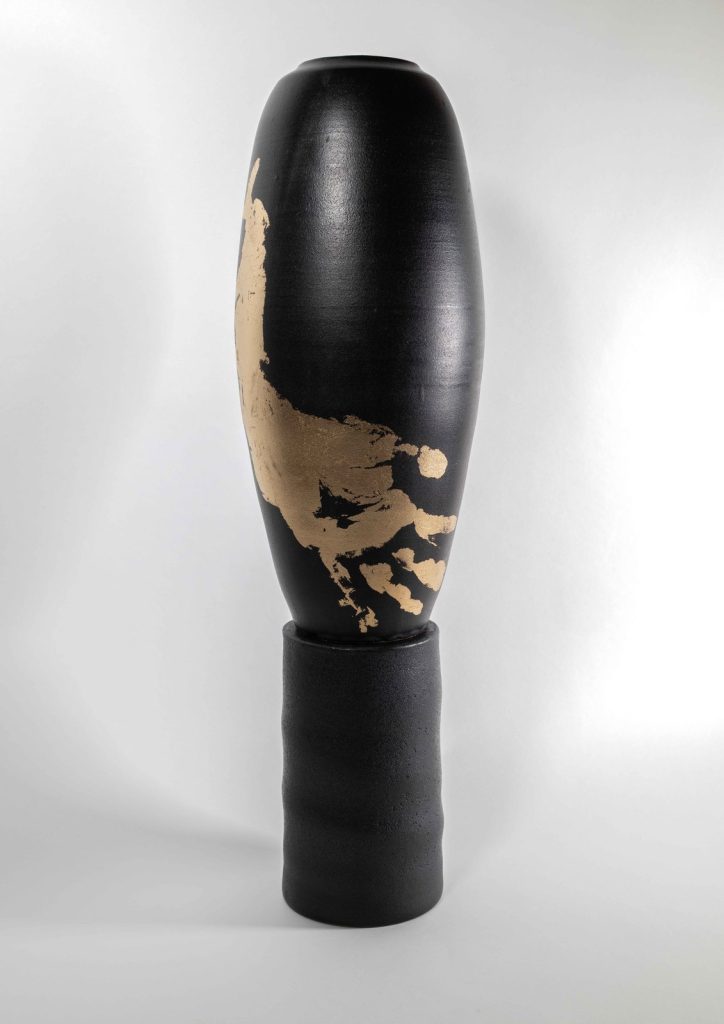 Fabien Mérillon, Vase à décor à la main sur piedestal, 2026, grès émaillé noir et feuille d'or, socle : h. 21 x d. 11,5 cm / vase : h. 38 x d. 18 cm