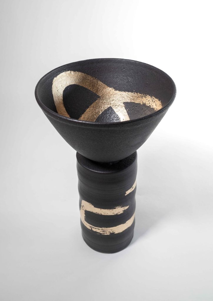 Fabien Mérillon, Vase scellé sur piedestal, 2026, grès émaillé noir et feuille d'or, h. 34 x d. entre 11 et 22 cm