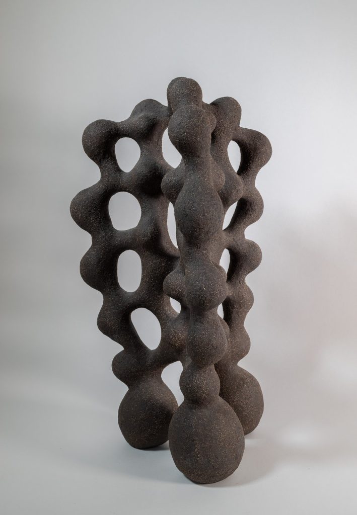 Hélène See, Sculpture, 2023, grès noir chamotté brut (Super Manga), h. 51 x lo. 29 x p. 25 cm