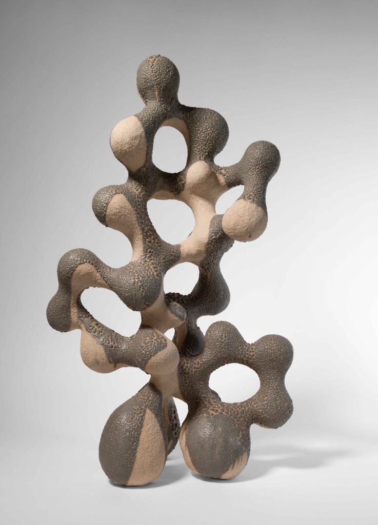 Hélène See, Sculpture, 2025, grès blanc chamotté brut (Winter Stone) et émail vert, h. 51 x lo. 29 x p. 22 cm