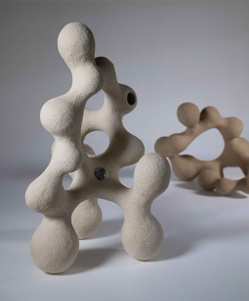 Hélène See (Sculpture, 2025, grès blanc chamotté brut (Winter Stone) et palladium, h. 35 x 23 cm)