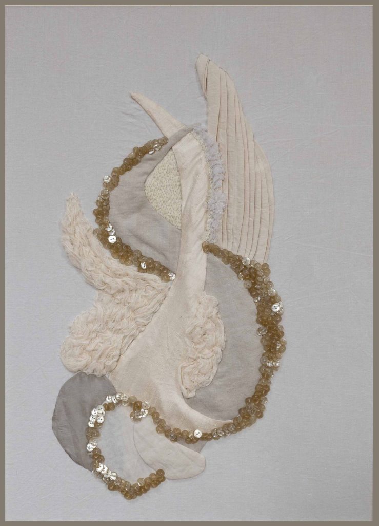 Livie Bélaz Lebeau (L'élan, 2026, métis, soie, soie sauvage, boutons de nacre, tulle, gaze et laine brodée, h. 73 x 53 cm)