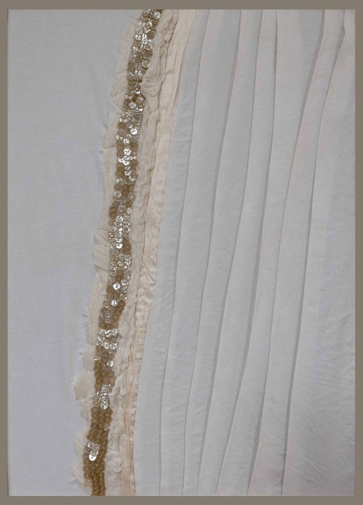 Livie Bélaz Lebeau, La dérive, 2026, métis, soie sauvage, gaze, boutons de nacre et laine brodée, h. 73 x 53 cm