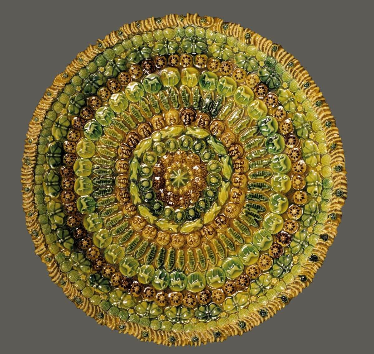 Sophy MacKeith, Plat sur piedouche, 2026, faïence émaillée, d. 40 cm Sophy MacKeith, Plat sur piedouche, 2026, faïence émaillée, d. 40 cm